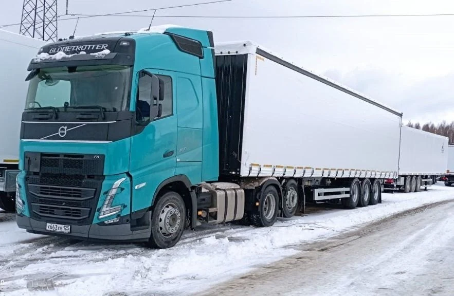 Тягач с полуприцепом на зимнем маршруте